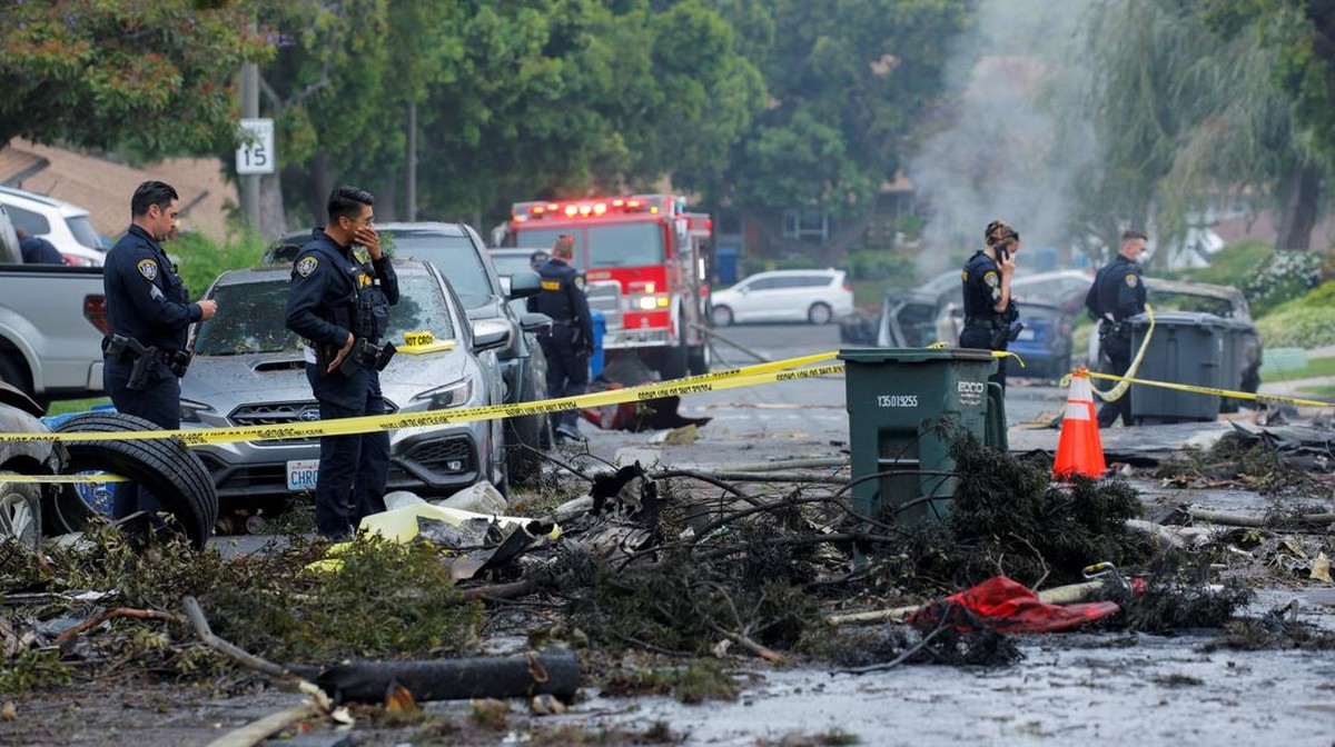 FOTO: Pesawat Kecil Jatuh di AS Timpa Kendaraan hingga Terbakar
