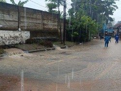 Tembok Gudang SDA Jaksel Jebol Saat Hujan, Warga: Sampah Tutupi Gorong-gorong