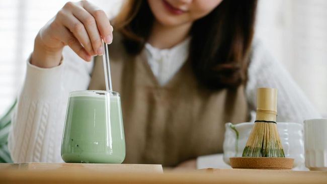 Bahaya Matcha Berlebihan: Studi Kasus Viral, Risiko Kesehatan, dan Panduan Konsumsi Aman