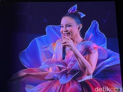 Surprise! Sahabat Rossa Dilamar di Tribun Konser Here I Am