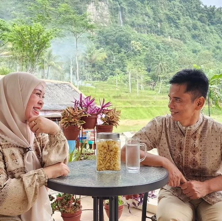 <p>Dengan kesuksesannya itu, Lesti berhasil memiliki rumah mewah di Jakarta. Namun ternyata, perempuan 25 tahun ini juga merenovasi rumah lamanya di kampung menjadi hunian yang megah. (Foto: Instagram@ayah_kejora)</p>