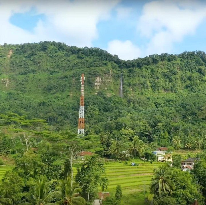<p>Siapa sangka? Rumah bilik kecil milik Lesti itu sekarang menjadi bangunan mewah seperti di kota besar. Tak hanya itu, lingkungan sekitarnya pun masih terlihat asri karena berada di daerah pegunungan. (Foto: YouTube BW.)</p>