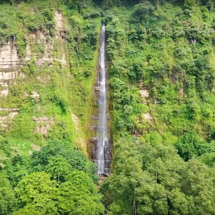 <p>Salah satu alasan yang membuat Lesti nyaman di rumah ini adalah pemandangan air terjun yang terlihat dari rumahnya. “Curugnya indah banget,” ujar Lesti, dikutip dari kanal <em>YouTube BW.,</em> Jumat (23/5/2025). (Foto: YouTube BW.)</p>