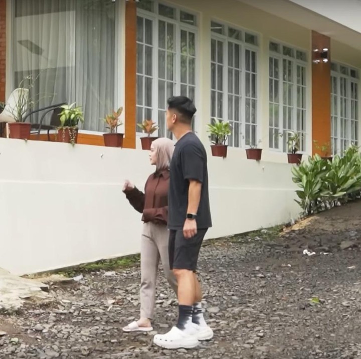 <p>Hal tersebut diketahui langsung melalui video yang diunggah Boy William di kanal YouTube-nya. Boy berkesempatan mengunjungi rumah lama Lesti yang telah direnovasi di Desa Pamoyanan, Cianjur Selatan. (Foto: YouTube BW.)</p>