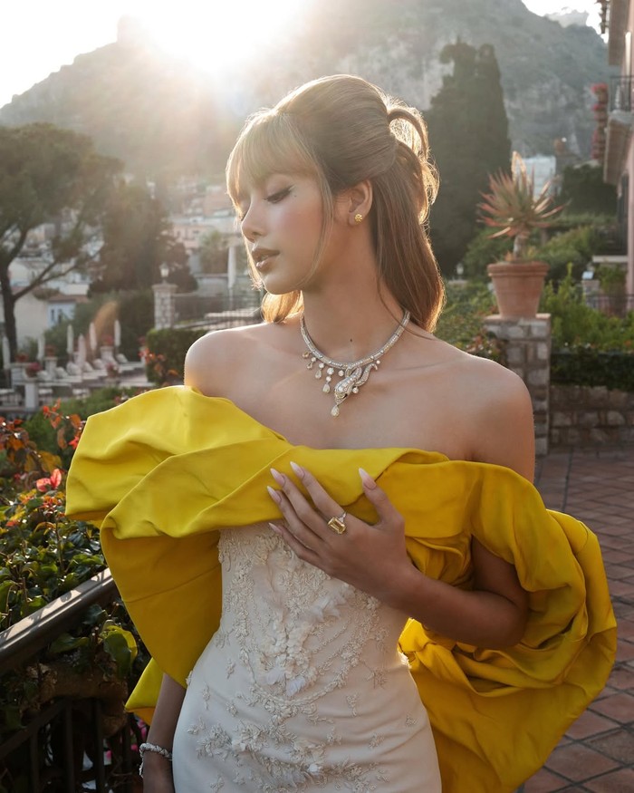 Sejak tahun 2021, Global Brand Ambassador Bvlgari satu ini sudah beberapa kali mendatangi acara yang diadakan oleh rumah mode mewah asal Italia tersebut, lho! Para penggemar setuju bahwa penampilannya tidak pernah gagal./ Foto: Bvlgari/Greg Williams