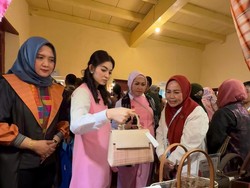 Kala Istri Gibran Terpikat Tas Kerajinan Takalar di Festival Budaya Nasional