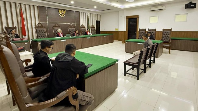 Suami Bunuh Istri saat Live Facebook Divonis Seumur Hidup Pengadilan Negeri Sei Rampah menjatuhkan hukuman seumur hidup kepada Agus Herbin Tambun karena membunuh istrinya saat siaran langsung di Facebook.