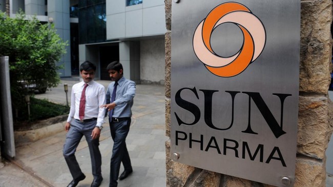 Dilip Shanghvi merupakan pendiri Sun Pharma perusahaan farmasi terbesar India dan produsen obat generik dunia, yang produknya menjangkau 100 negara lebih.