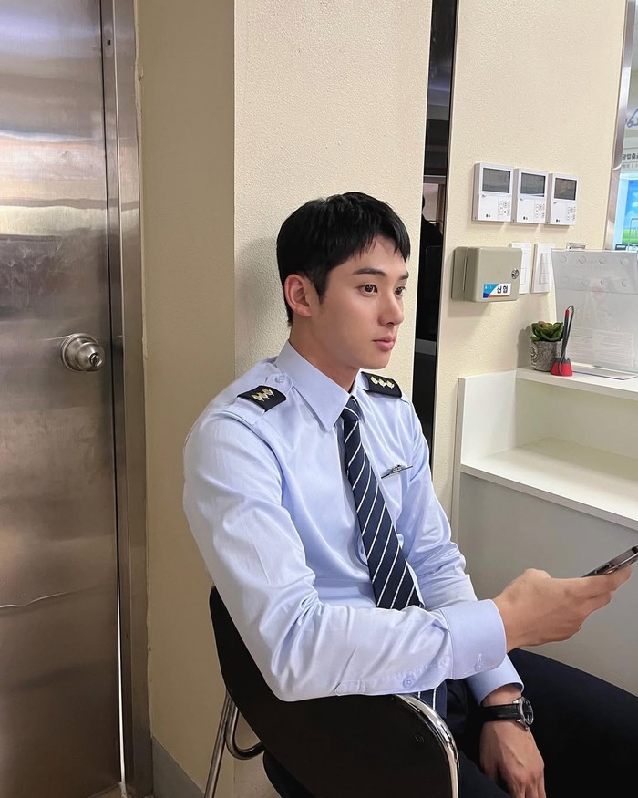 Tak sampai di sana, popularitas Jung Ga Ram di dunia peran semakin dilirik ketika menjadi sosok second lead dalam drama The Interest of Love (2022) bersama Moon Ga Young./ Foto: instagram.com/rram_iiii