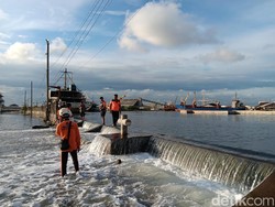 Tembok Penahan Air Laut Jebol, Pelabuhan Tanjung Emas Semarang Kebanjiran