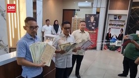 VIDEO: Polisi Temukan 108 Ijazah di Rumah Pemilik UD Sentoso Seal