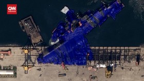 VIDEO: Penampakan Kapal Perang Baru Korut Terguling via Satelit