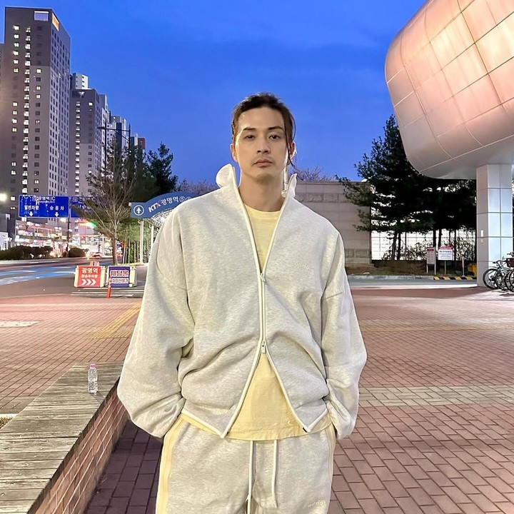 <p>Aktor berusia 44 tahun ini telah membintangi sederet drama Korea mulai dari <em>Joseon X-Files</em>, <em>Flower of Evil</em>, <em>Money Heist: Korea – Joint Economic Area</em>, hingga <em>Love to Hate You</em>. (Foto: Instagram @jiraishin99)</p>
