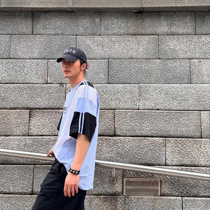 <p>Kim Ji Hoon juga diketahui memiliki badan yang bugar. Ia memiliki hobi bermain bola basket. (Foto: Instagram @jiraishin99)</p>