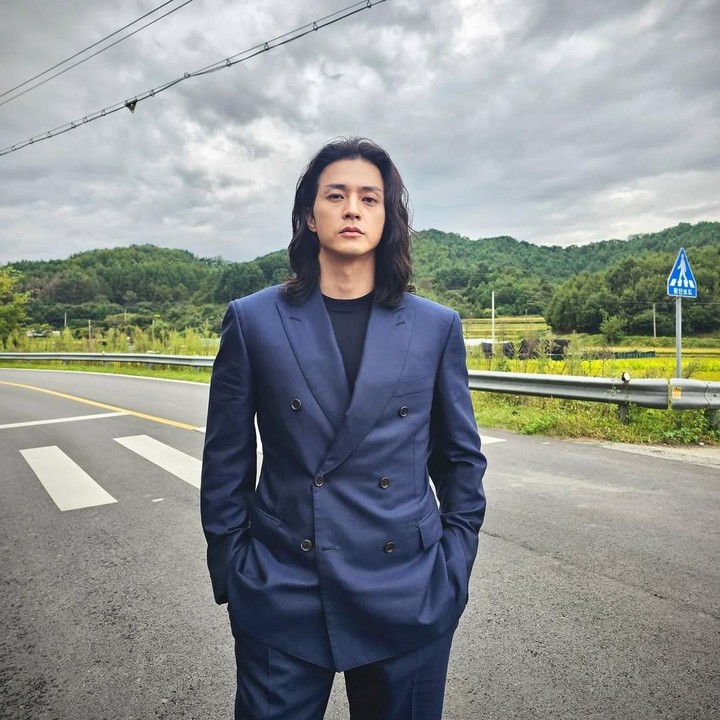 <p>Dalam acara <em>My Little Old Boy</em>, Kim Ji Hoon mengungkapkan alasannya memanjangkan rambut. Ia tak sengaja memanjangkan rambutnya saat tengah mengambil rehat. Seperti diketahui, ia dikenal memiliki gaya rambut panjang yang <em>stylish</em>. (Foto: Instagram @jiraishin99)</p>