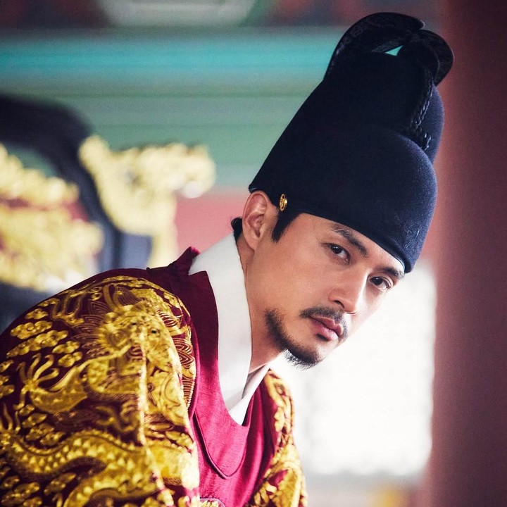 <p>Dalam drama Korea <em>The Haunted Palace</em>, Kim Ji Hoon berperan sebagai Raja Yi Jeong yang harus melawan roh 8 Kaki. Perannya mencuri perhatian lantaran, Raja Yi Jeong dikisahkan sebagai suami yang setia dan sayang kepada sang istri. (Foto: Instagram @jiraishin99)</p>