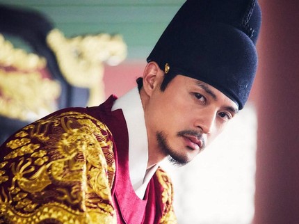 5 Potret Kim Ji Hoon, Pemeran Raja yang Setia pada Istri di Drakor The Haunted Palace