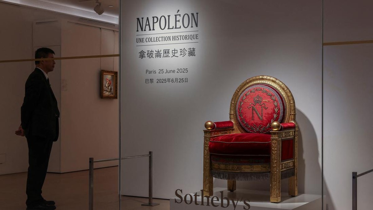FOTO: Artefak Langka Napoleon Bonaparte Dipamerkan di Hong Kong