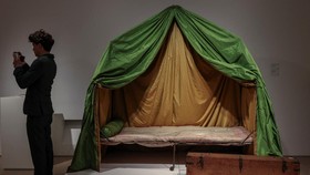 FOTO: Artefak Langka Napoleon Bonaparte Dipamerkan di Hong Kong