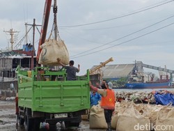 Tembok Jebol Bikin Rob Banjiri Pelabuhan Semarang Ditambal Pakai Cor-Sand Bag