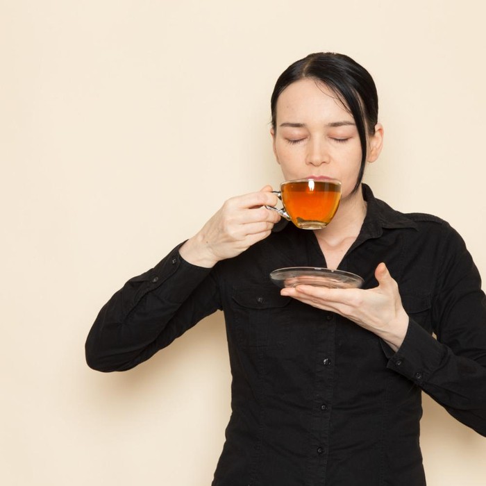 Cara minum teh hijau/Foto: Freepik.com/KamranAydinov
