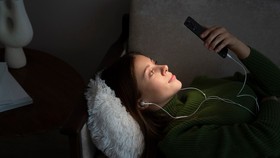 Catat, 7 Kebiasaan Buruk Sebelum Tidur yang Bikin Sulit Bangun Pagi