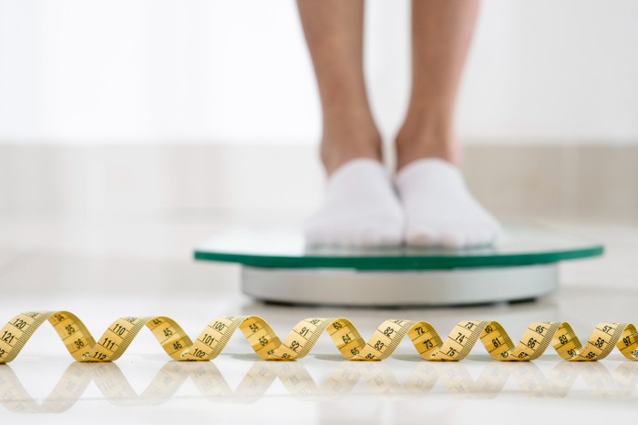 Ilustrasi menimbang berat badan/Foto: Freepik.com/freepik