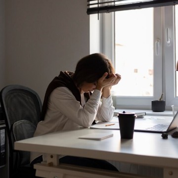 PHK Bikin Down? 4 Tips Ahli Ini Siap Bantu Kamu Bangkit dan Semangat Lagi