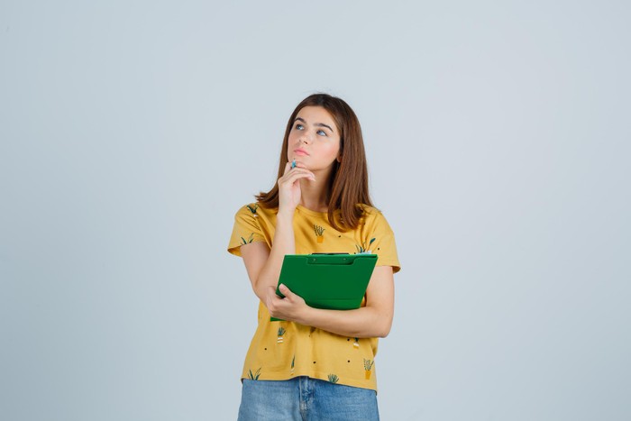 Menua bukan menjadi alasan untuk berhenti belajar atau mencari tahu banyak hal. Kamu bisa tetap aktif dan ‘menyalakan’ rasa ingin tahumu sepanjang hidup.