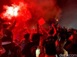 Seorang Bobotoh Koma Usai Jatuh dari Flyover Saat Konvoi Persib