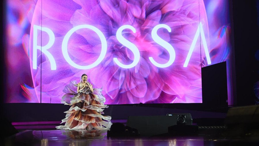 Konser Rossa Here I Am digelar Jumat &lpar;23&sol;5&sol;2025&rpar; malam di Indonesia Arena&comma; kawasan GBK&comma; Jakarta Pusat&period; Konser ini menampilkan banyak bintang tamu yang berkolaborasi dengan Rossa termasuk JKT48&period;