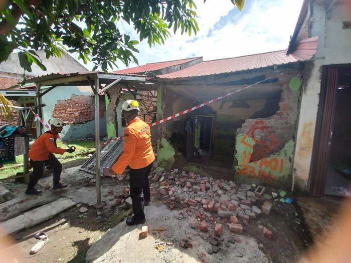 Rumah rusak akibat gempa bumi di Bengkulu.