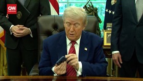 VIDEO: Momen Nada Dering Ponsel Trump Interupsi Tanda Tangan Eksekutif