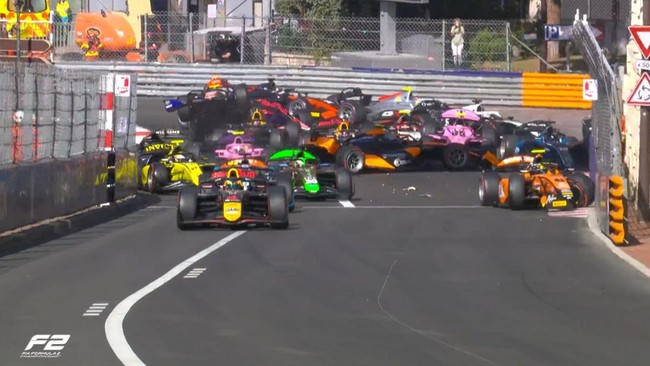 Insiden besar terjadi di ajang Formula 2 saat 12 mobil terlibat dalam kecelakaan beruntun di tikungan pertama Sirkuit Monaco, Minggu (25/5).