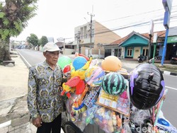 Ketekunan Juhri Jual Mainan Anak Meski Pendapatan Tak Menentu