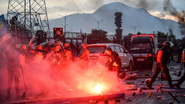 Polisi Tangkap Perusak Stadion GBLA yang Dicari Dedi Mulyadi Polrestabes Bandung menangkap terduga pelaku perusakan di Stadion GBLA setelah laga Persib. Gubernur Dedi Mulyadi ancam bawa bobotoh ke ranah pidana.