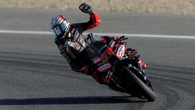 Marco Bezzecchi menjadi pemenang MotoGP Inggris 2025 yang berlangsung penuh drama hingga harus start ulang usai red flag, Minggu (25/5).