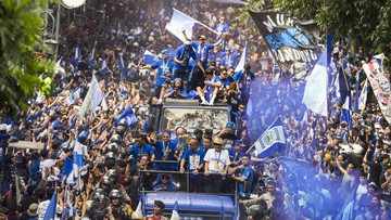 Sorotan Dunia Olahraga CNN Sport : Pesta Pora Persib, Pemain sampai Haji Umuh Naik Sisingaan