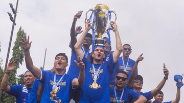 Berita Olahraga Terkini CNN Sport : Persib Angkat Trofi Liga 1 di Hadapan Lautan Bobotoh