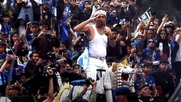 Liputan Olahraga CNN Sport : Di Atas Sisingaan, KDM Beri Bonus Rp1 Miliar ke Pemain Persib