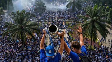 Liputan Olahraga CNN Sport : 2024 Aparat Amankan Laga Persib vs Persebaya, Ada Penyekatan