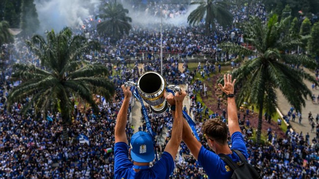 2024 Aparat Amankan Laga Persib vs Persebaya, Ada Penyekatan Sebanyak 2024 aparat gabungan siap mengamankan laga Persib vs Persebaya di Stadion GBLA. Penyekatan dilakukan untuk mencegah suporter tamu masuk.