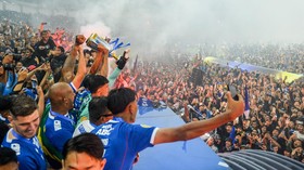Perayaan Persib Juara, Ribuan Orang Membirukan Gedung Sate