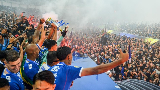 Fans Persib kembali merayakan keberhasilan Marc Klok dan kawan-kawan di Gedung Sate, Bandung, Jawa Barat, Minggu (25/5).