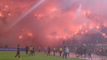 Update Eksklusif Olahraga CNN : Ferry Paulus: Kemenangan Persib Dinodai Penonton Tumpah ke Lapangan