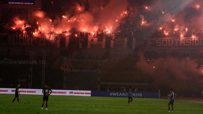 Bojan Hodak Kecewa Flare Menyala di GBLA, Sebut Pelaku Egois Pelatih Persib Bandung, Bojan Hodak mengaku kecewa melihat kobaran flare menyala pada pertandingan Persib vs Persis Solo di Stadion GBLA, Sabtu (24/5).