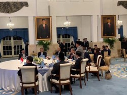 Prabowo Didampingi Didit Makan Siang Bersama PM China di Istana