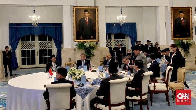 Jamu Makan PM China, Prabowo Bersulang untuk Kesehatan Xi Jinping Dalam jamuan makan siang bersama Perdana Menteri China Li Qiang, Presiden Prabowo Subianto bersulang mendoakan kesehatan Presiden Xi Jinping.