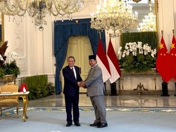 Prabowo Sambut Kedatangan PM China Li Qiang di Istana Merdeka