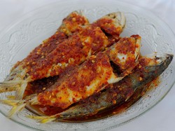 Resep Ikan Kembung Sambal Asam yang Renyah Pedas